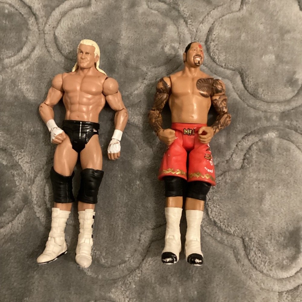 Set of 2/ WWE action figures/ 8” tall